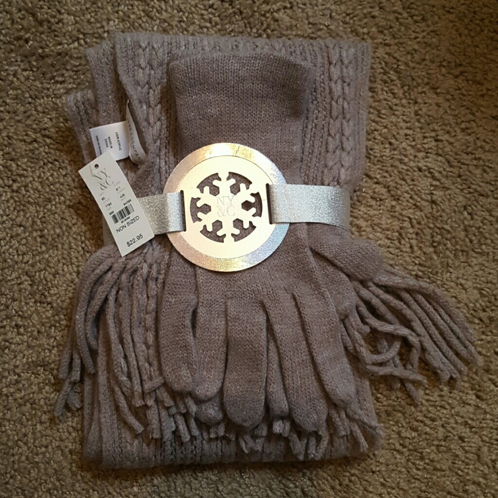 Scarf and gloves gift set